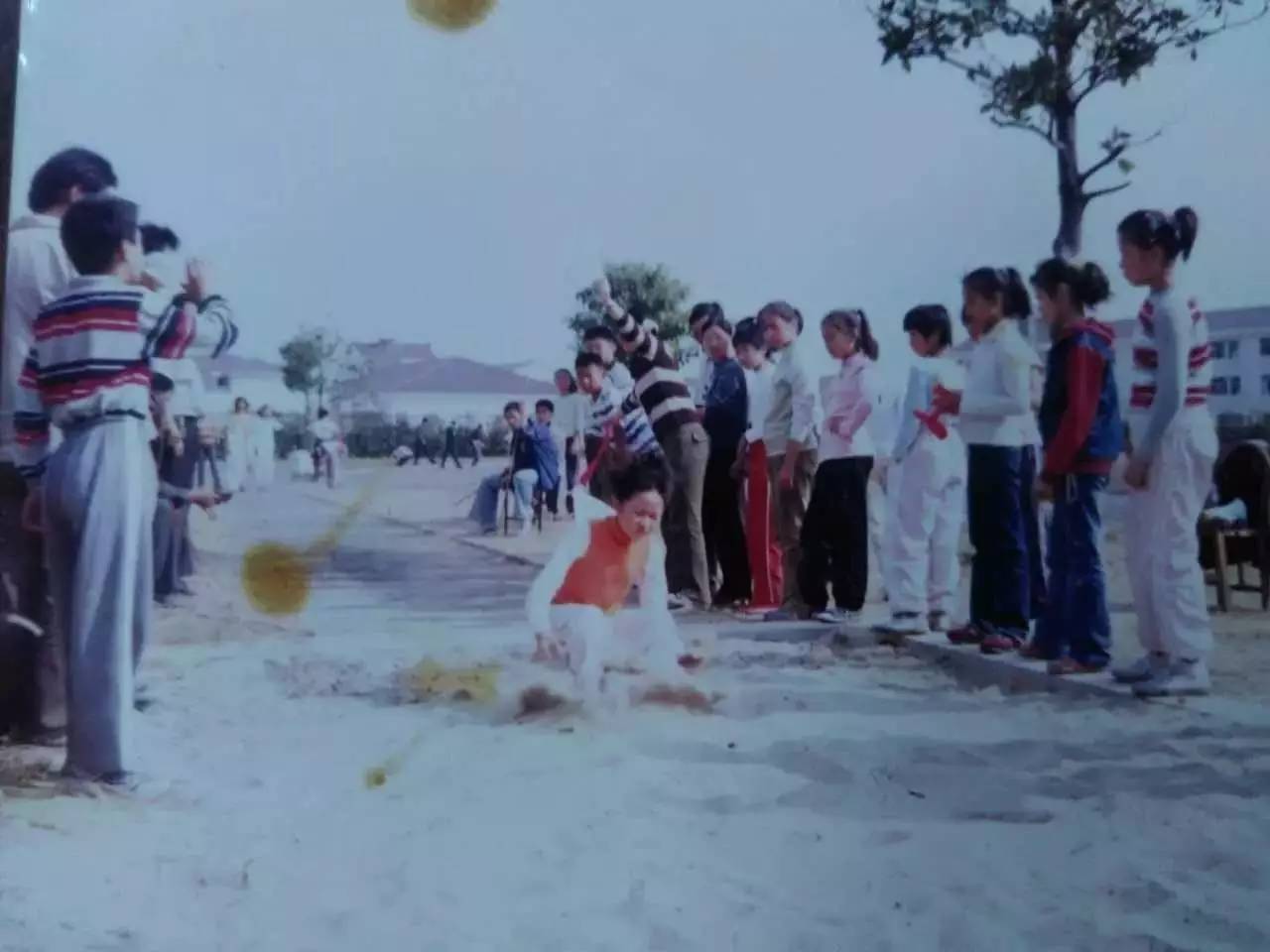 据说小时候都会有一张照片，让你紧张得尿了