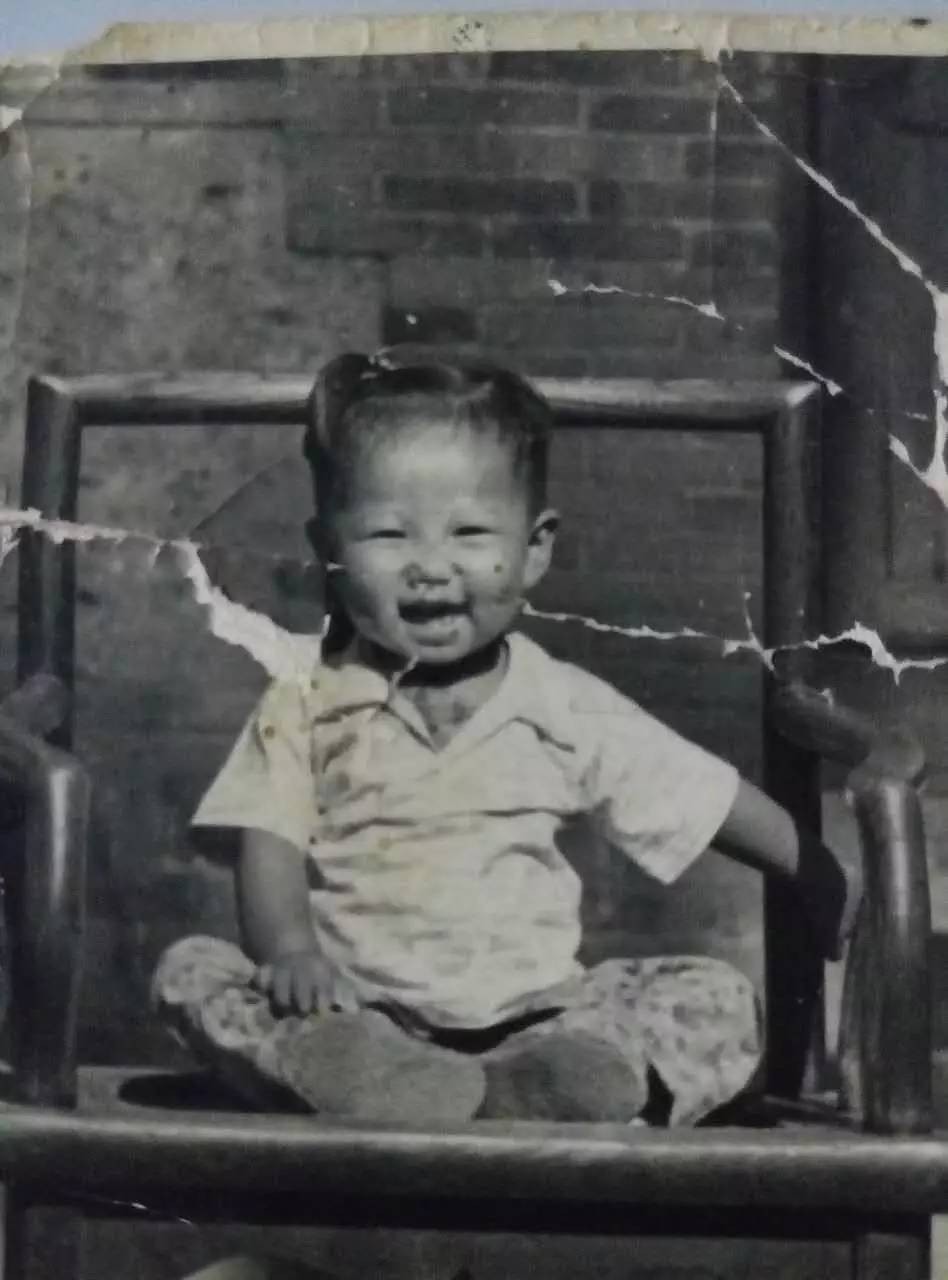 据说小时候都会有一张照片，让你紧张得尿了