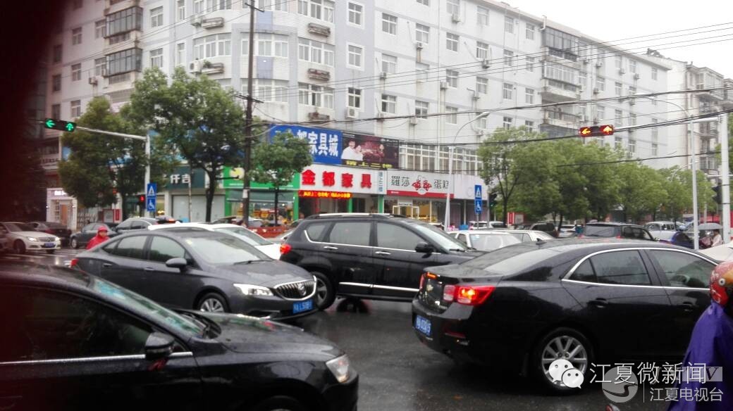 [市民爆料]出租车司机好猛啊|弱势群体真难|学校门前堵车