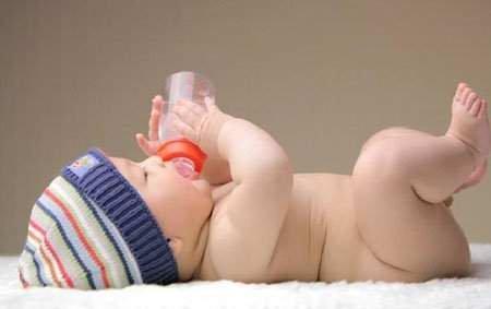 吃奶粉的宝宝尿黄怎么回事,宝宝出疹子了尿特别黄怎么回事