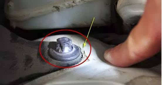 老板22万买二手豪车，车上传出异响，修车师傅检查后冒出冷汗！