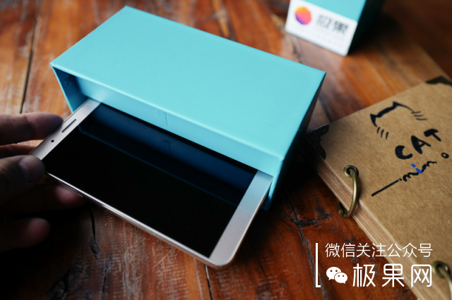 荣耀的这个电话充满心机，镜头竟可以翻转180°