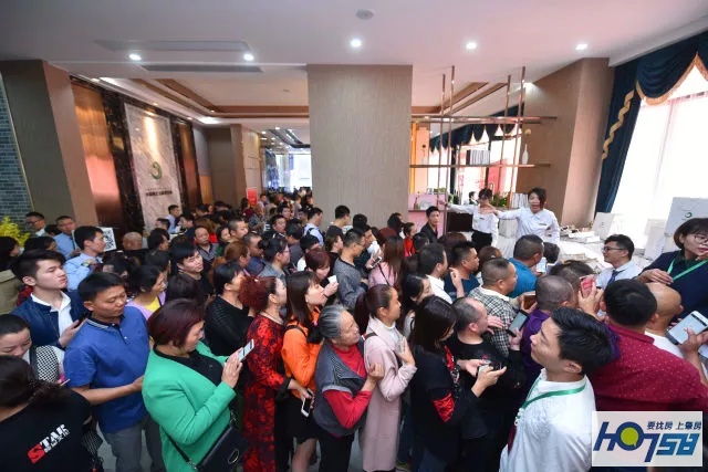 太壮观了！玉博城接待中心开放近万人围观，千万豪车、翡翠大秀、雄狮争霸激情上演