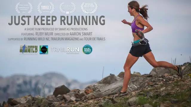 如何练边跑步边穿衣服,怎么样穿跑步服好看