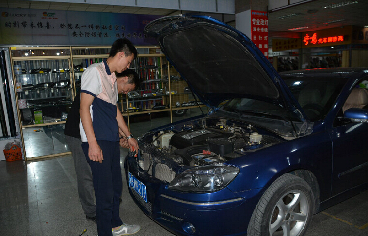 中华换近光灯灯泡,中华大灯换灯泡