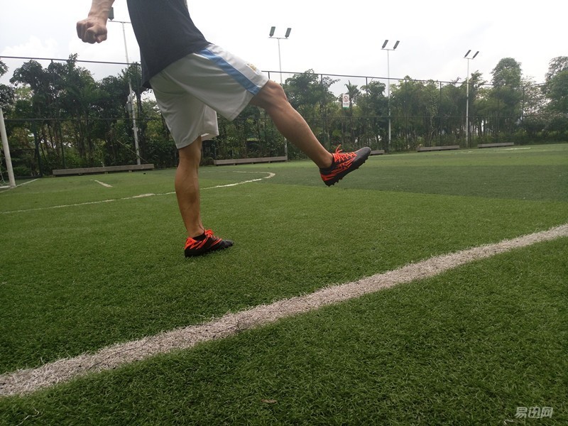 迪卡侬agility500mg足球鞋,开箱白红色的迪卡侬足球鞋