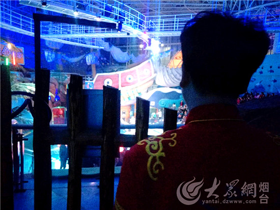 烟台：驯养师与海狮伙伴“贝克”的故事