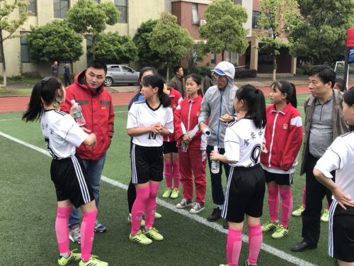 铿锵玫瑰中国女足捧杯,铿锵玫瑰中国女足夺冠献歌