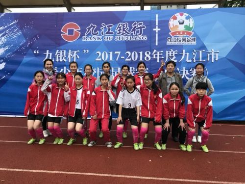 铿锵玫瑰中国女足捧杯,铿锵玫瑰中国女足夺冠献歌