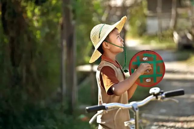 他有无数的旅行故事，还在拉萨开了家书店，收藏了上万部文艺电影