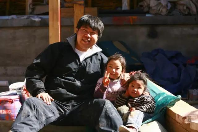 他有无数的旅行故事，还在拉萨开了家书店，收藏了上万部文艺电影