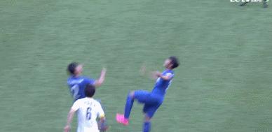 这种莽夫不配踢中超！蹬踹伤人如便饭把队友踢休克，竟毫无悔意