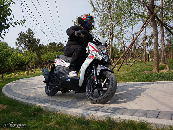 城市通勤利器摩托车,城市穿梭利器的视频