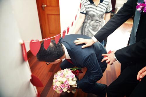 新郎迎亲堵门口,接亲堵门新郎要给多少红包