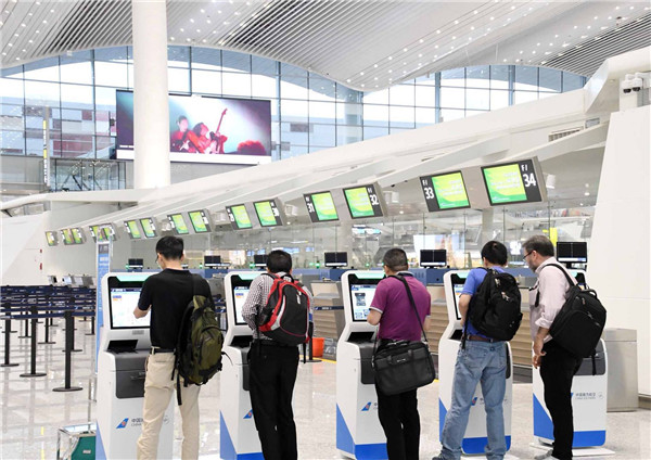 首航乘客,机场t2航站楼正式启用