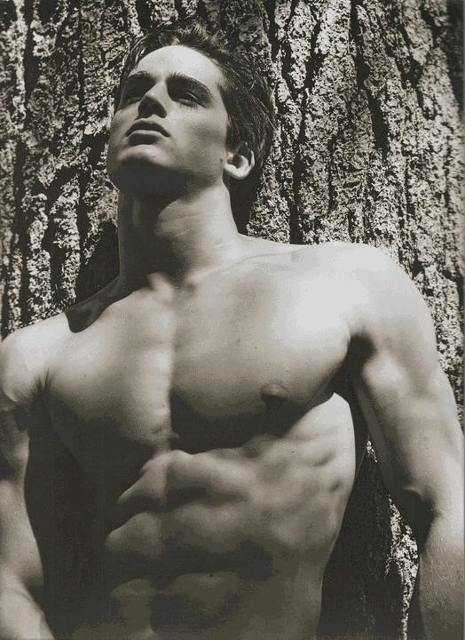 六岁被阿玛尼钦点为*用御**模特，他独家的身材秘笈