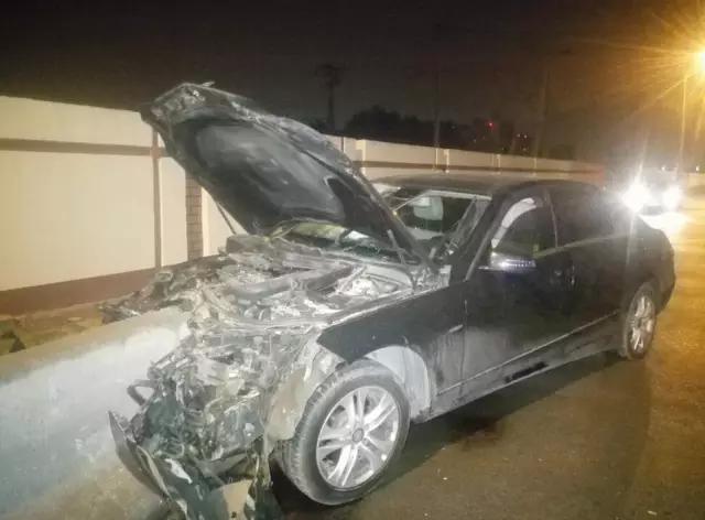 两车相撞一辆冲破围栏掉入深坑,天津发生10车连撞