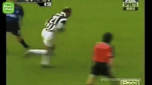 足球技巧8种过人教学,足球左扣右拨变向运球过人