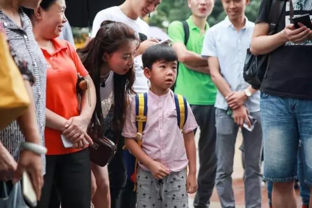 神州专车9·3阅兵车开到重庆，不少市民上车体验