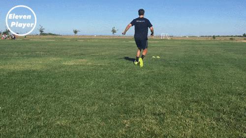 足球技巧8种过人教学,足球左扣右拨变向运球过人