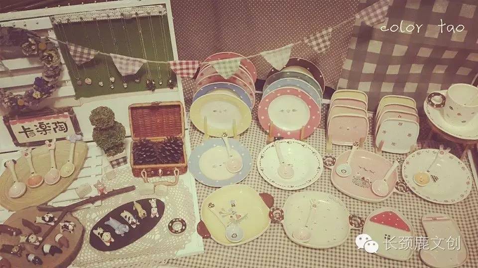 别拦我，我要吃了那些餐具