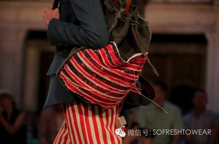 傲娇|老子背的这只包，谁敢说它不时髦