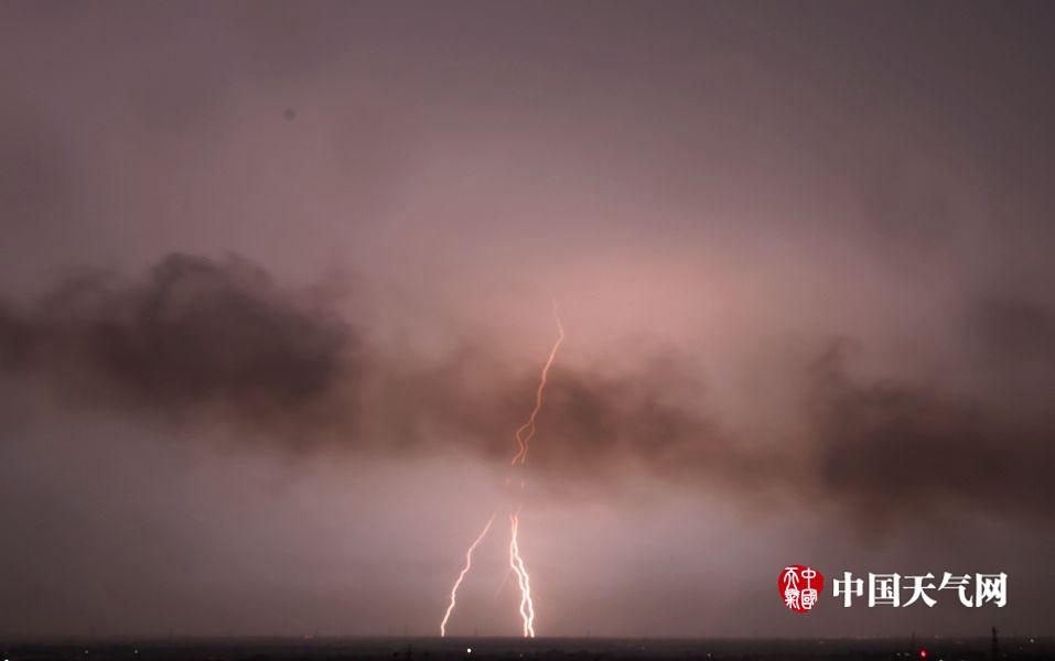 江西南昌遭遇下午1点黑雷暴天气,江西南昌凌晨突迎11级雷暴大风