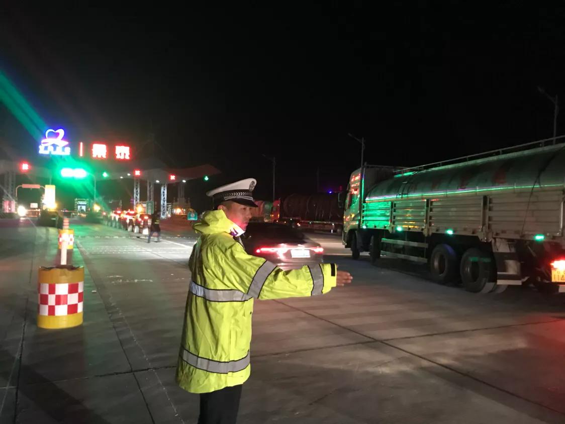 高速交警在服务区坚守岗位,我在岗高速交警坚守岗位