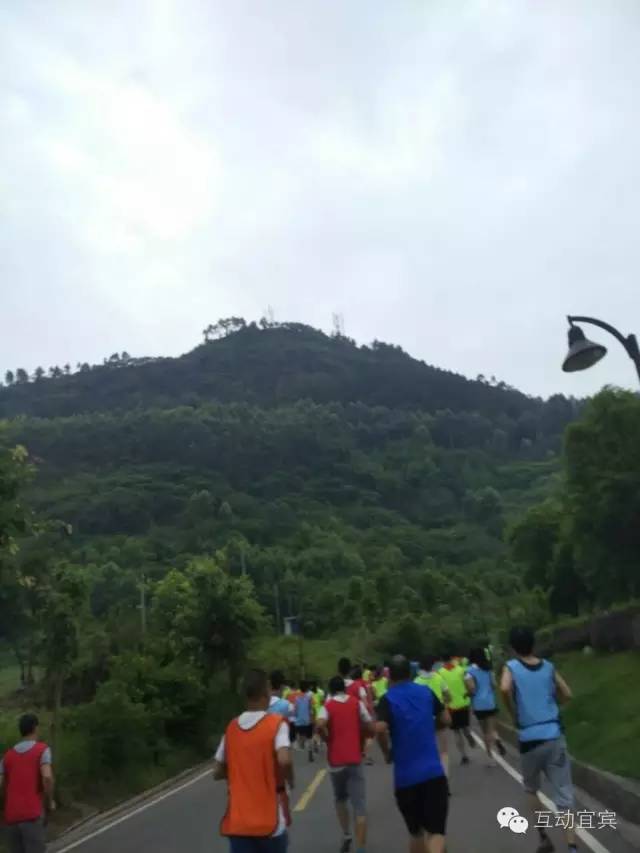 哇塞，龙头山好热闹，人人都在领奖品！