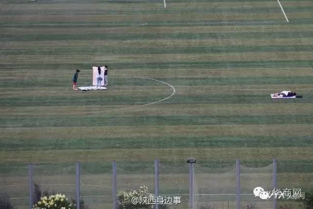 西安一女子遭飞车抢劫,陕西西安女子手机被碾后续