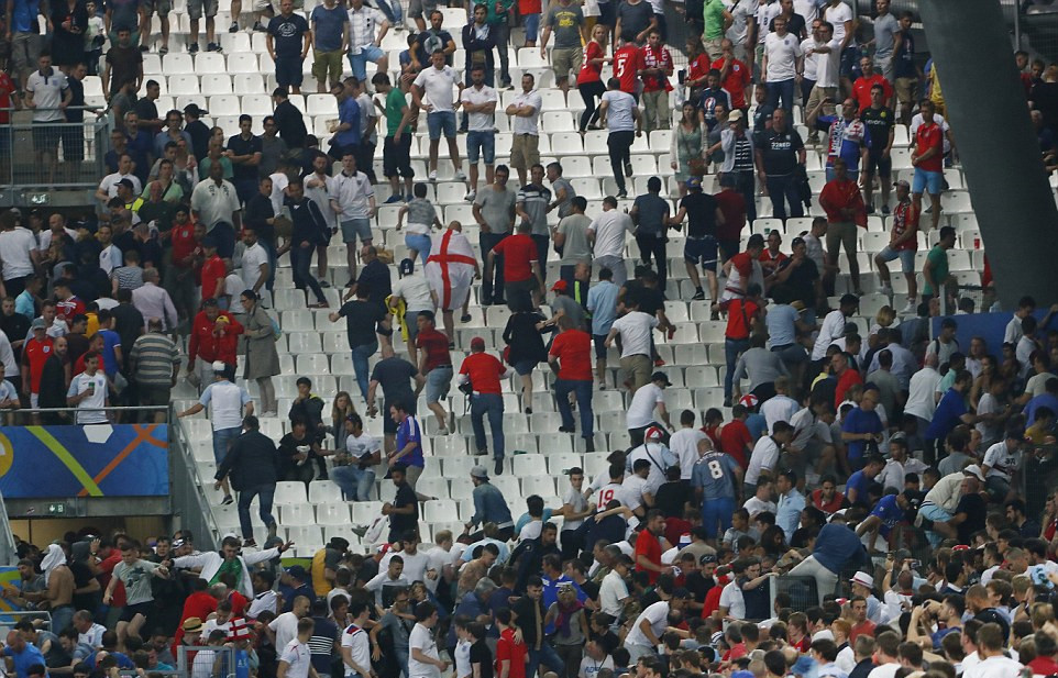 欧洲杯俄罗斯和英国球迷打架,欧洲杯英俄互殴记者街头