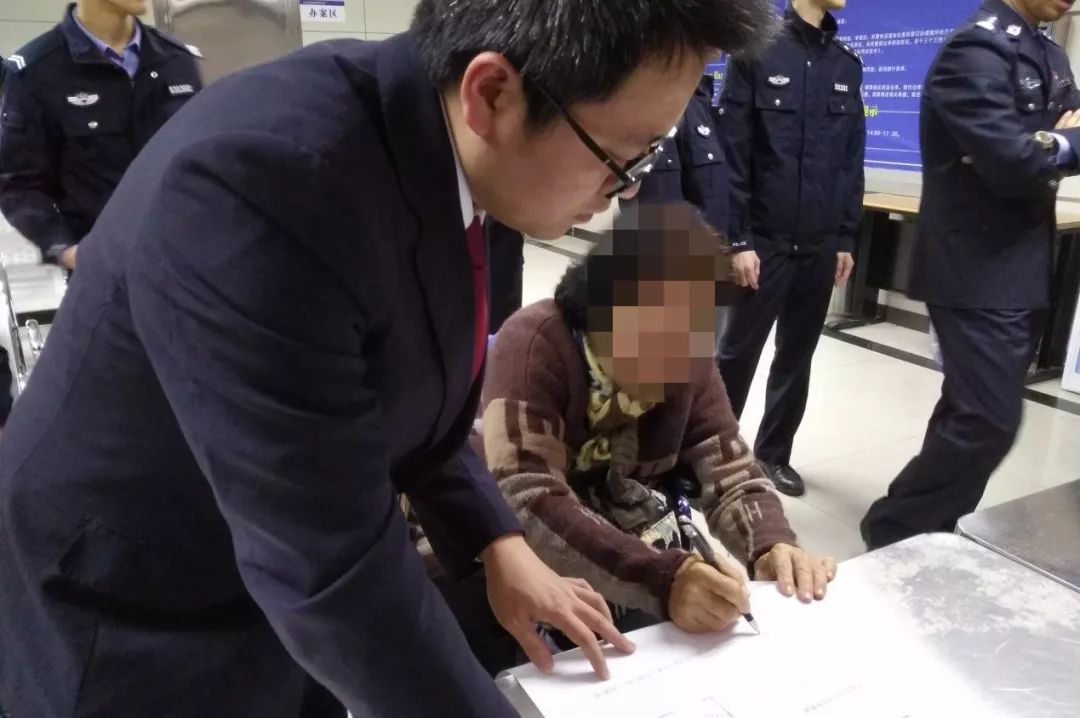 85岁阿婆带了4瓶止咳露入境，这一次深检君又创新了……