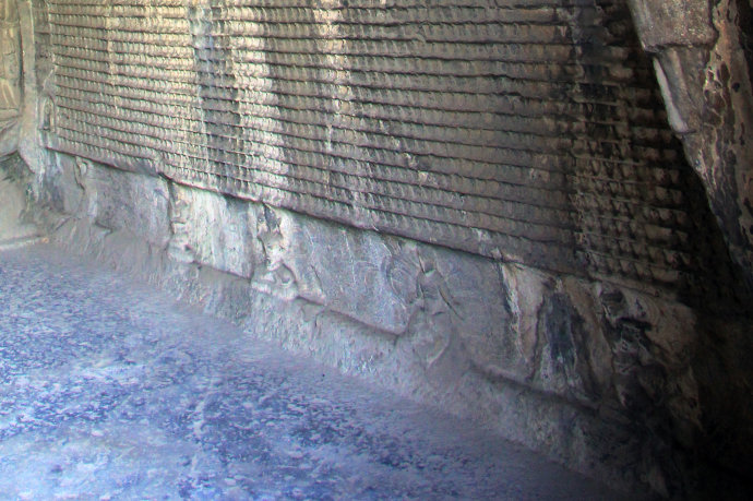 典型的净土宗“西方三圣”造像石窟。