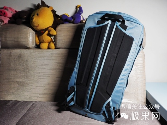 踏海淋雨还怕东西沾水？把东西装这个包全搞定