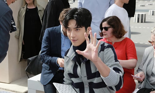 井柏然男装周放大招这美少女战士同款刘海可不是闹的