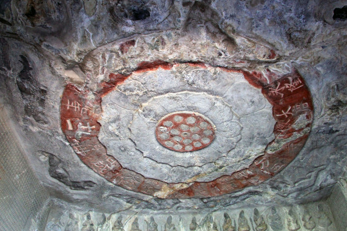 典型的净土宗“西方三圣”造像石窟。