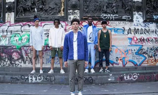 城里的人不懂城外人的快乐,城外的人原文