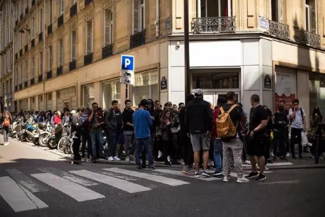 城里的人不懂城外人的快乐,城外的人原文