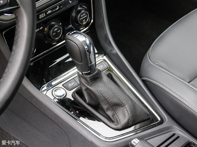 上汽荣威3601.4t,荣威360和大众朗逸