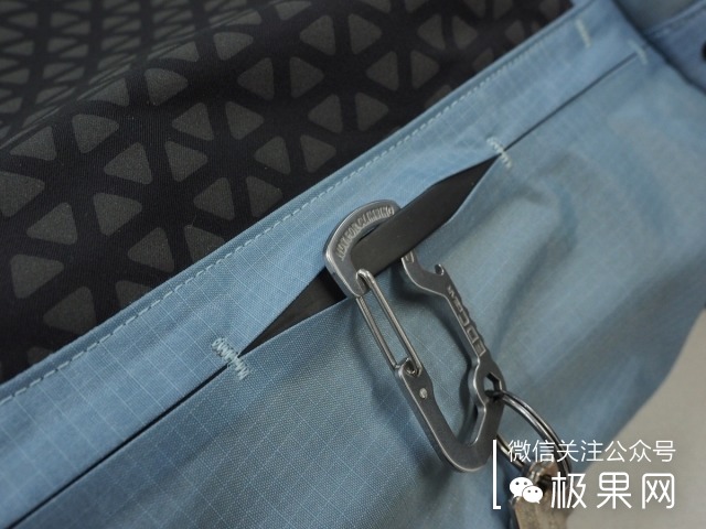 踏海淋雨还怕东西沾水？把东西装这个包全搞定