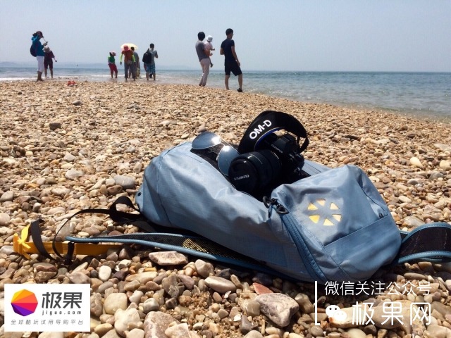 踏海淋雨还怕东西沾水？把东西装这个包全搞定