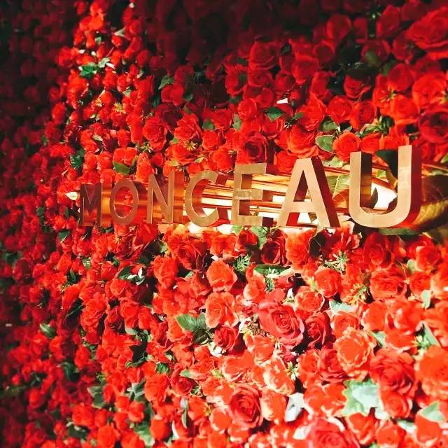 这位当过服装设计师的餐厅老板,搬了一座巴黎花园到餐厅,女孩们