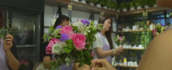 这位当过服装设计师的餐厅老板,搬了一座巴黎花园到餐厅,女孩们