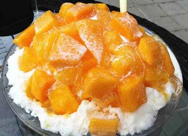 听说斯利美超级芒果冰免费送？！于小涵第一时间跑到现场。。。