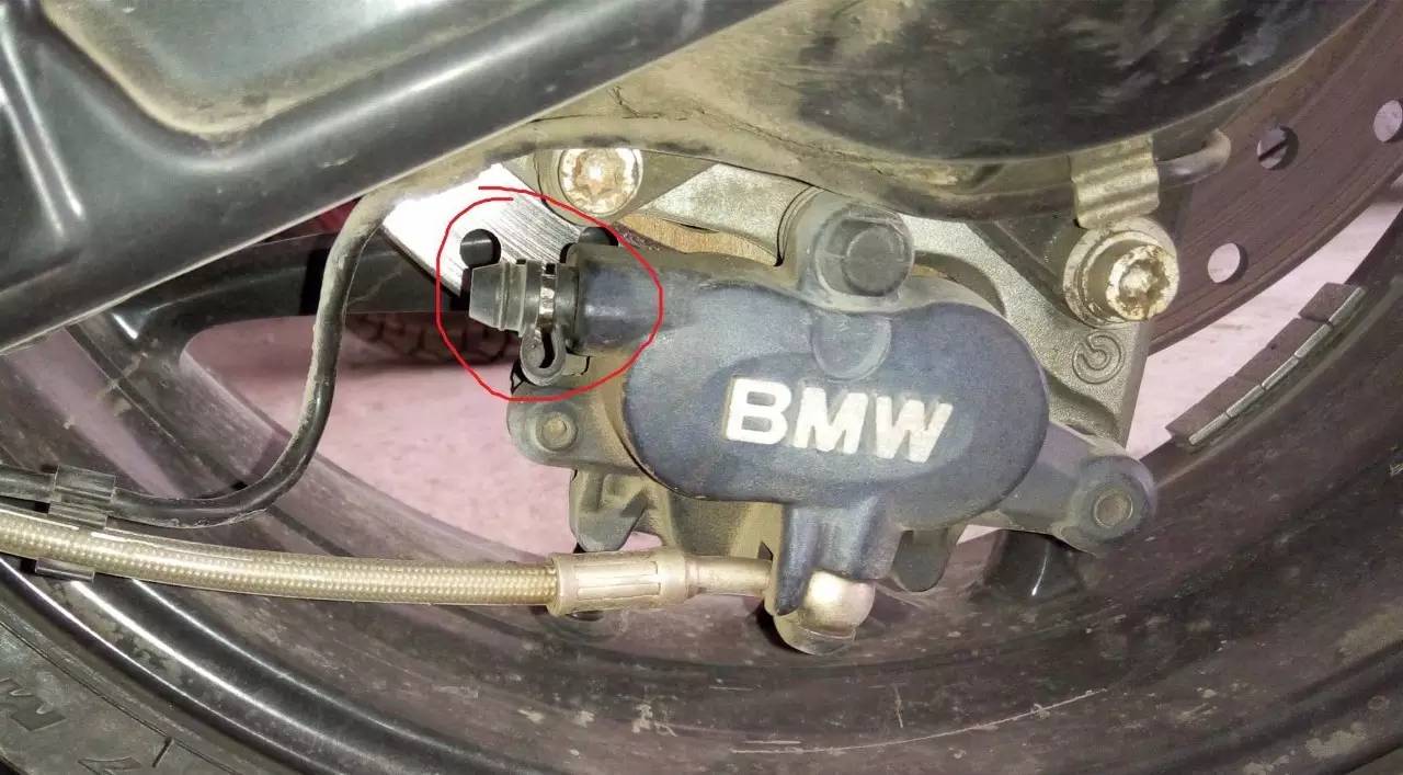 跑一会abs灯就亮abs就失灵,abs刹车失灵解决方法