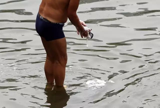 海河变成了大澡堂，游泳就游泳，你打胰子就不好了吧！