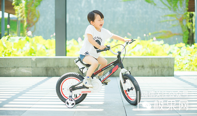 这辆美亚销量第一的童车，孩子骑上想摔跤都难