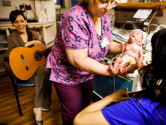 在美国最好的儿童医院，音乐治疗师用乐器给小天使们疗伤