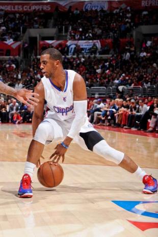 站在凳子上练习胯下运球,胯下运球的实战运用