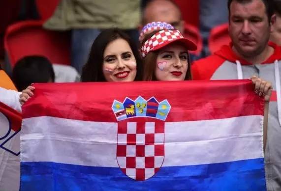 欧洲杯吐槽女朋友,欧洲杯各国女球迷出镜